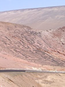 un ensemble de géglyphes qui se trouvent au bord de la ruta 5, la route Panaméricaine qui traverse le désert d'Atacama entre Arica et iquique (Chili)