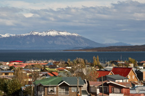 Vue de Puerto Natales et du fjord Ultima Esperanza depuis les colines et la frontière argentine.