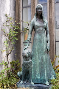 Liliana Crocciati était la fille d'un coiffeur, peintre et poète italien renommé. Morte à Innsbruck en 1970 pendant sa Lune de Miel par une avalanche qui pénétra sa chambre d'hôtel par la fenêtre oú elle fut écrasée et tuée par asphyxie. La sculpture représente Liliana vêtue de sa robe de mariée, portant son anneau de mariage et accompagné de son chien Sabú.