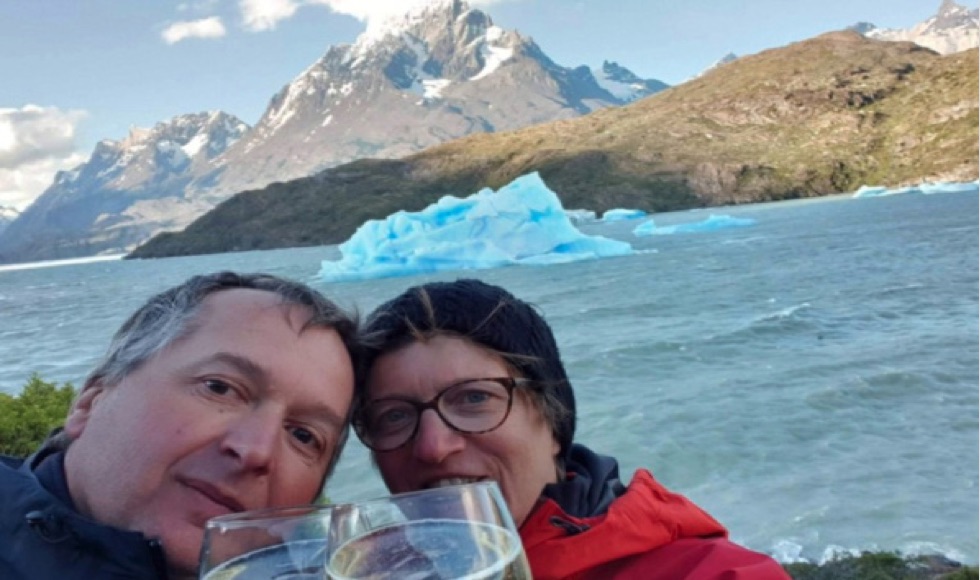 Aperitif a la glace millénaire devnat le glacier Grey dans le parc Torres del paine au Chili