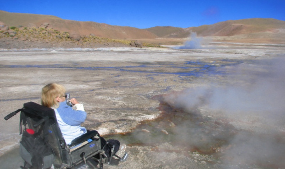 Personne avec handicap en fauteuil au geysers du tatio, dans l'altiplano du Chili