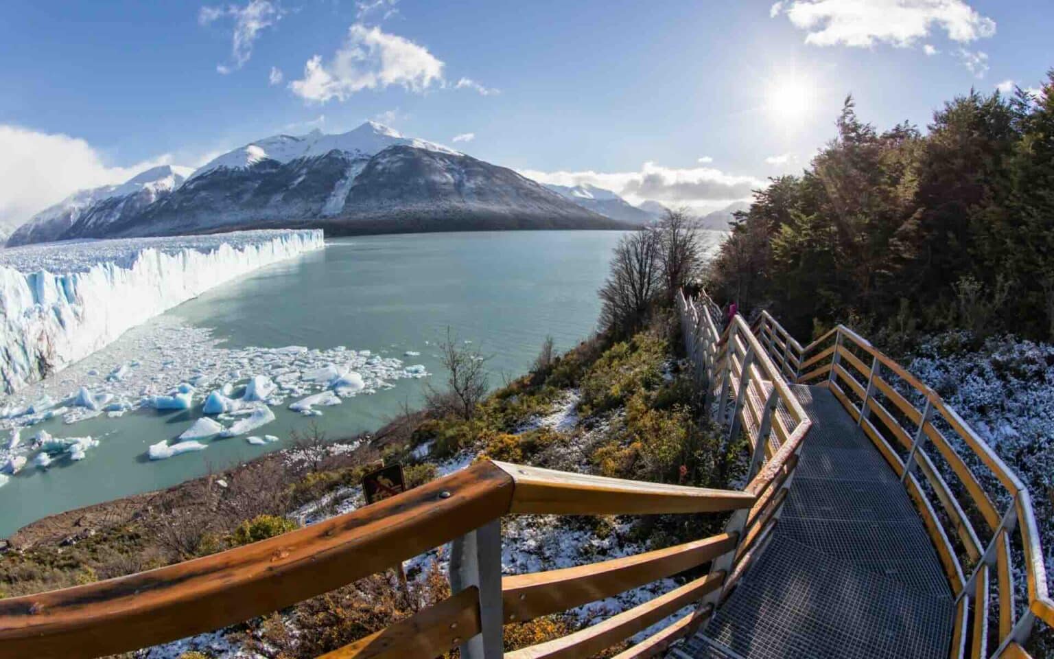 Vue depuis les balcons surplombant l'immense glacier Perito Moreno en Patagonie