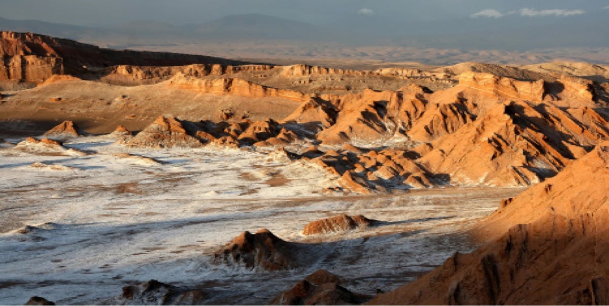 vue du salar 'Atacama, composé de montagnes de sel mélangé aux sables des volcans proches, voyage chili