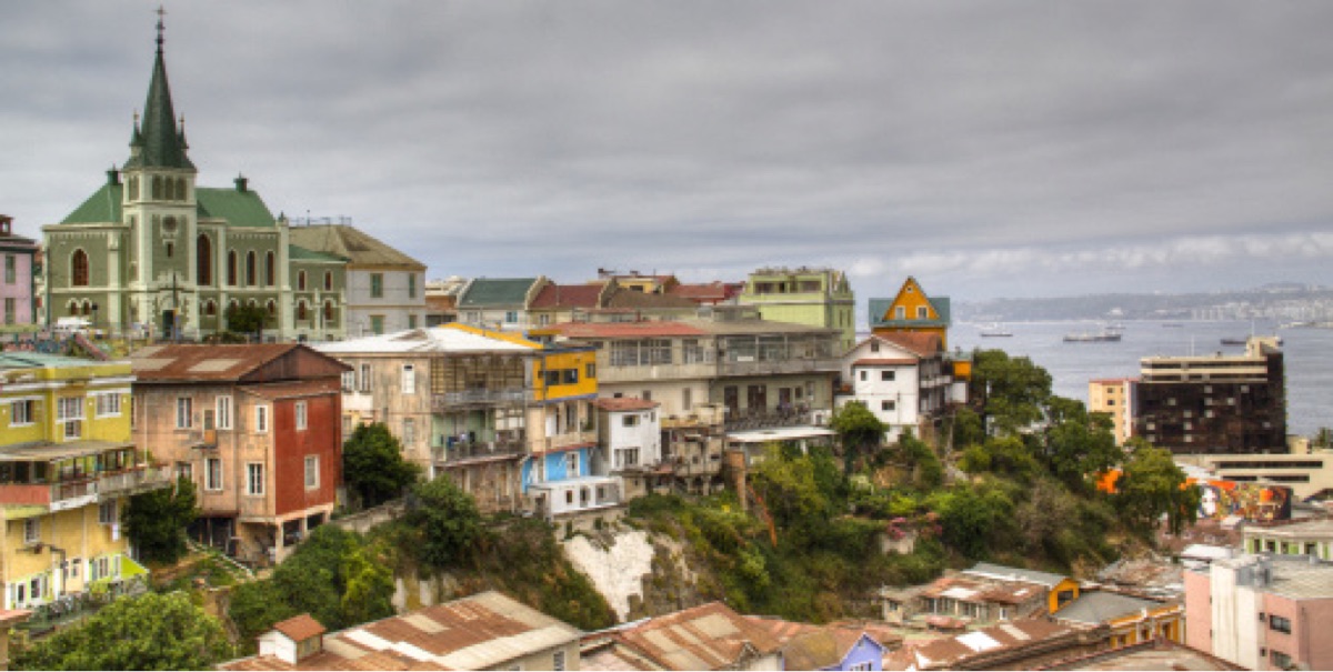 Vue des cerros de Valparaíso avec ses maisons colorées souvent sur pilotis