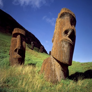 deux Moai sur l'ile de paques
