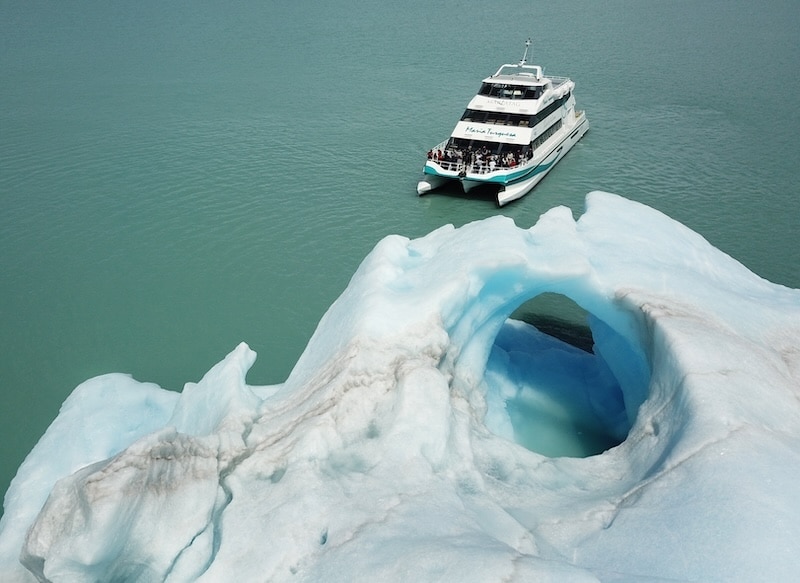 Navigation devant le glacier Perito moreno sur le lac Argentino